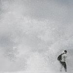 El fuerte temporal de lluvia provocó grandes olas en las playas y paseos marítimos, sobre todo en Gerona