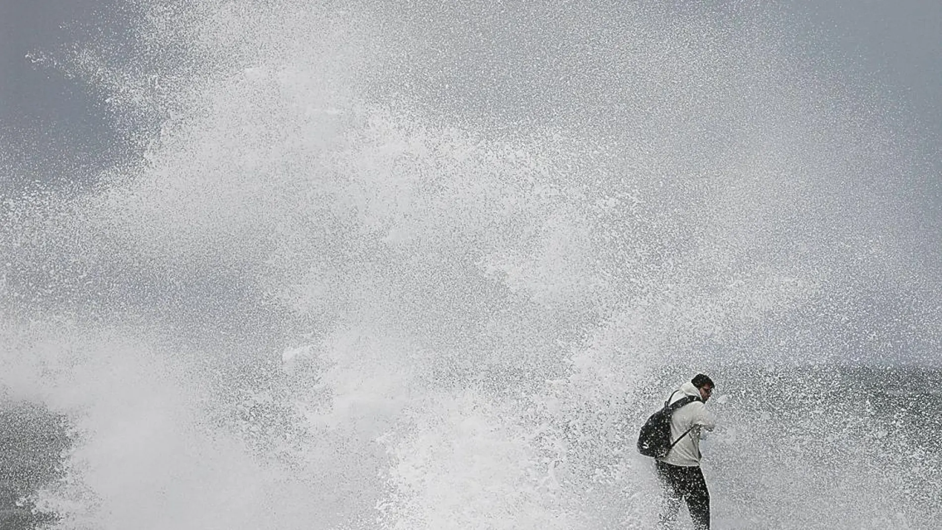 El fuerte temporal de lluvia provocó grandes olas en las playas y paseos marítimos, sobre todo en Gerona