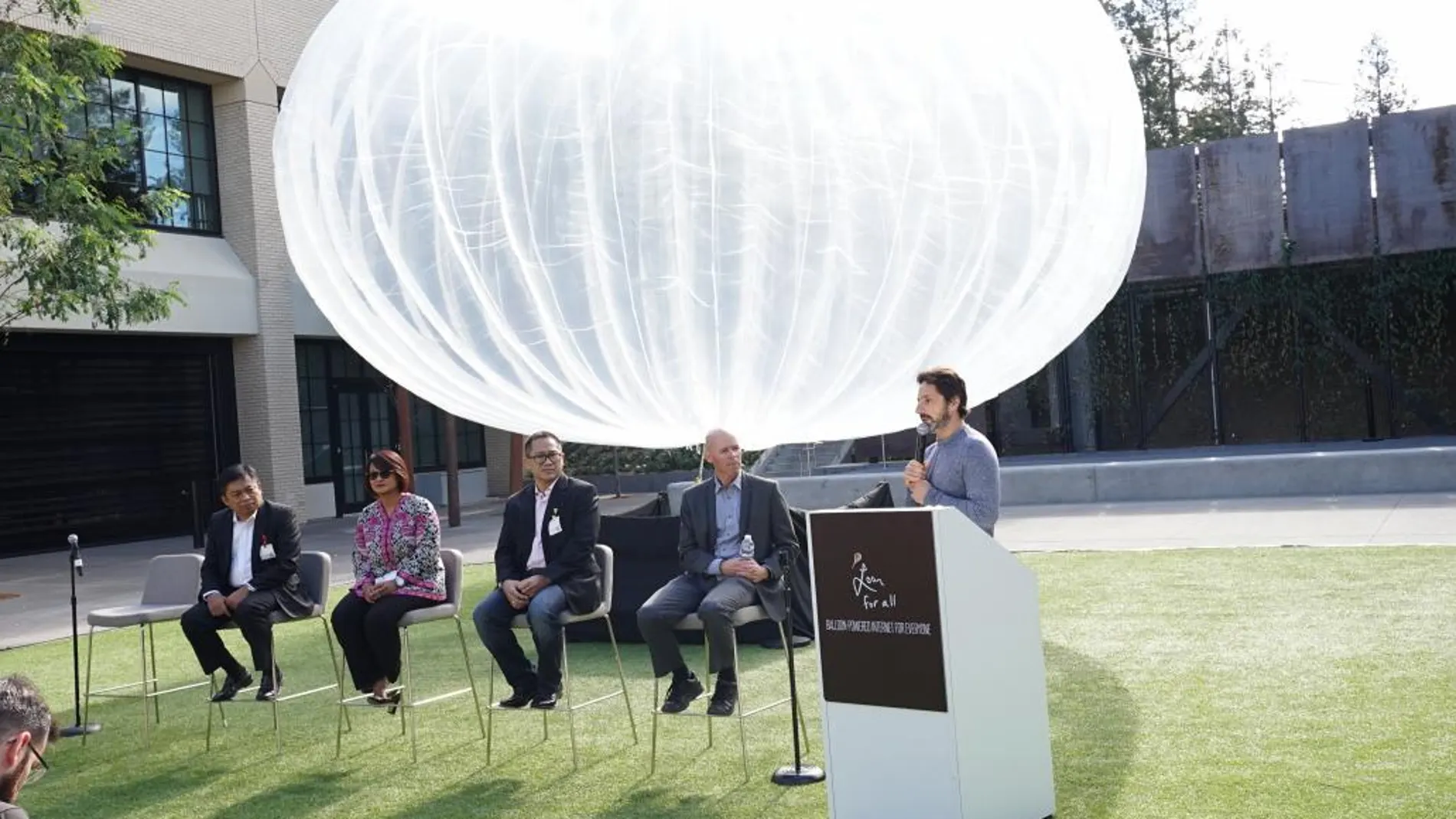 Los responsables de Google y las empresas que desplegarán globos aerostáticos sobre Indonesia para extender internet, durante la presentación del proyecto
