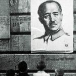 Niños ante un cartel de Franco durante la Guerra Civil