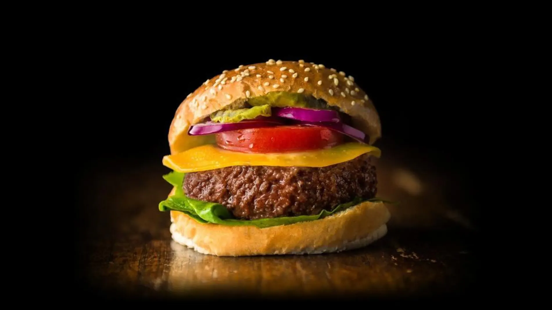 hamburguesa realizada con carne artificial por Mosa Meat, la empresa holandesa que busca comercializar en un futuro carne a partir de células cultivadas en el laboratorio / Mosa Meat/Efe