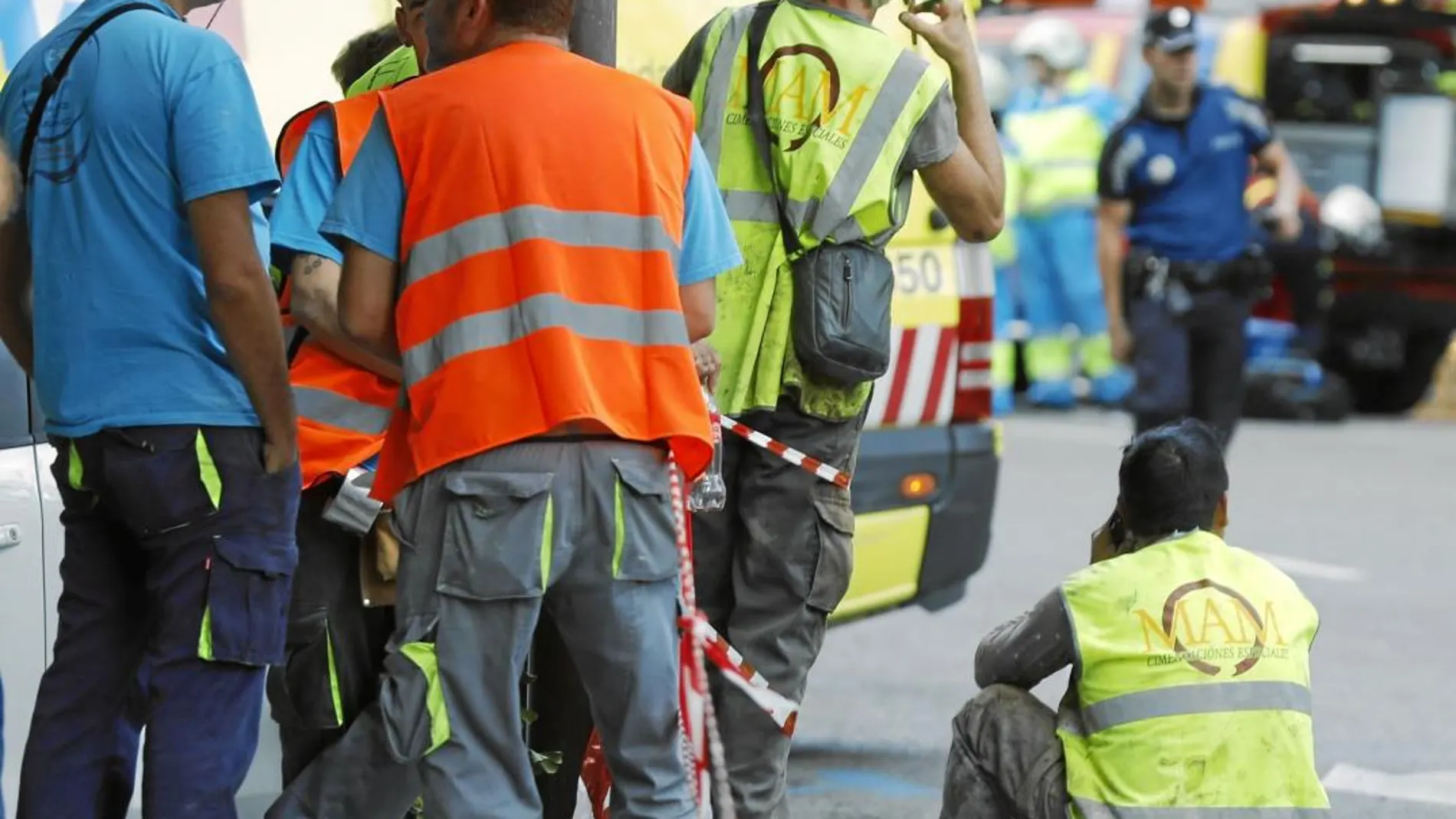Decenas de operarios fueron reunidos en una zona ajardinada y acordonada, frente a la fachada del Ritz. Foto: JESÚS G. FERIA