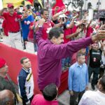 Nicolás Maduro saluda a sus seguidores, ayer, a las puertas del Palacio de Miraflores, en Caracas