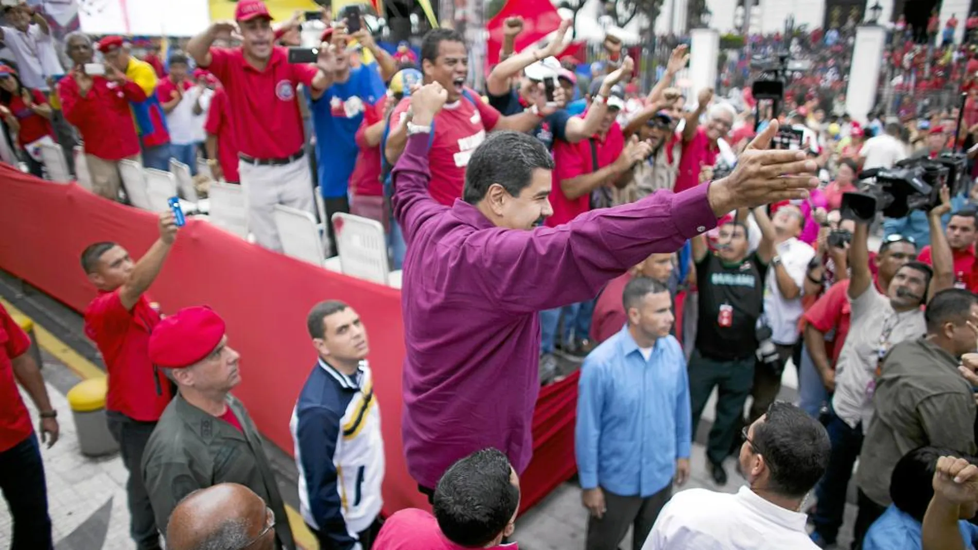 Nicolás Maduro saluda a sus seguidores, ayer, a las puertas del Palacio de Miraflores, en Caracas