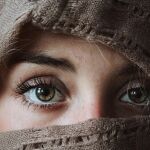 Mujer tapándose el rostro