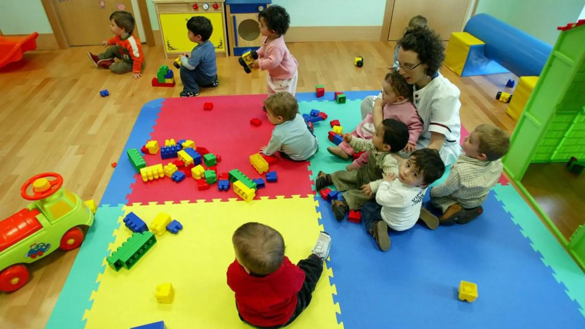 Una técnico cuida de un grupo de niños de entre dos y tres años en uno de los centros del programa «Crecemos» establecidos en la provincia de Salamanca, la que cuenta con más núcleos de población con este servicio