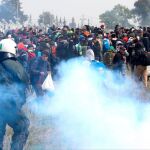 Las fuerzas de seguridad griegas cargan contra un grupo de refugiados en Divatá (Grecia)