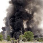 Imagen del humo generado por el incendio de una nave de reciclaje de residuos en Arganda del Rey