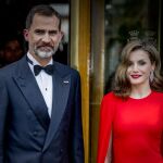 Los reyes de España, momentos antes de acudir a la cena de gala en honor al rey Guillermo