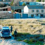 La Guardia Civil frente a la casa donde estuvo atrincherado el parricida en la localidad zaragozana de Fuentes de Ebro / Efe