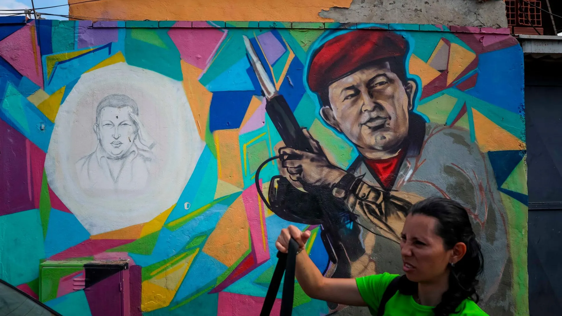 Mural con imágenes de Hugo Chávez durante los actos conmemorativos del fallido golpe de estado contra Chávez en las inmediaciones del Cuartel de la Montaña