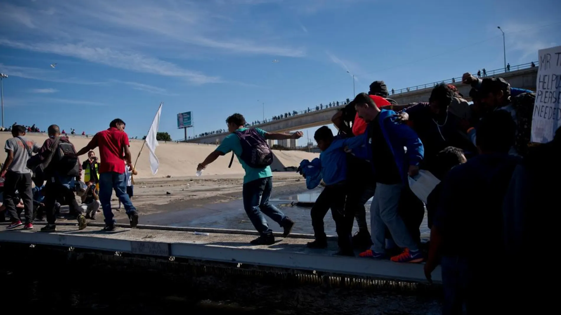 Cientos de migrantes tratan de cruzar el río en la frontera ente México y Estados Unidos. (AP Photo/Ramon Espinosa)