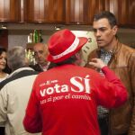 El exsecretario general del PSOE, Pedro Sánchez (d), conversa con un vecino de Aldeanuedeva de Ebro donde participó en un acto público