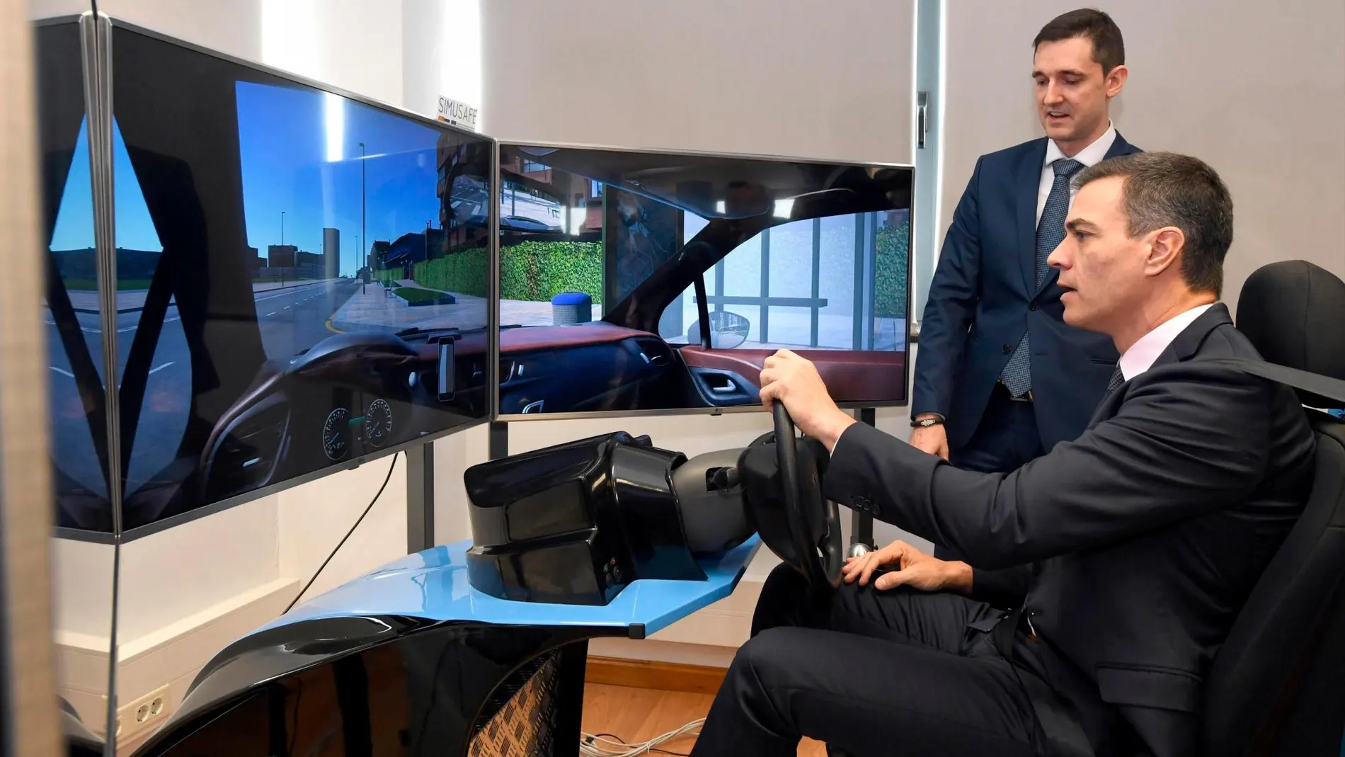 Sánchez prueba un simulador en el Instituto Tecnológico de Castilla y León, en presencia de Carlos Catalina, del departamento virtual