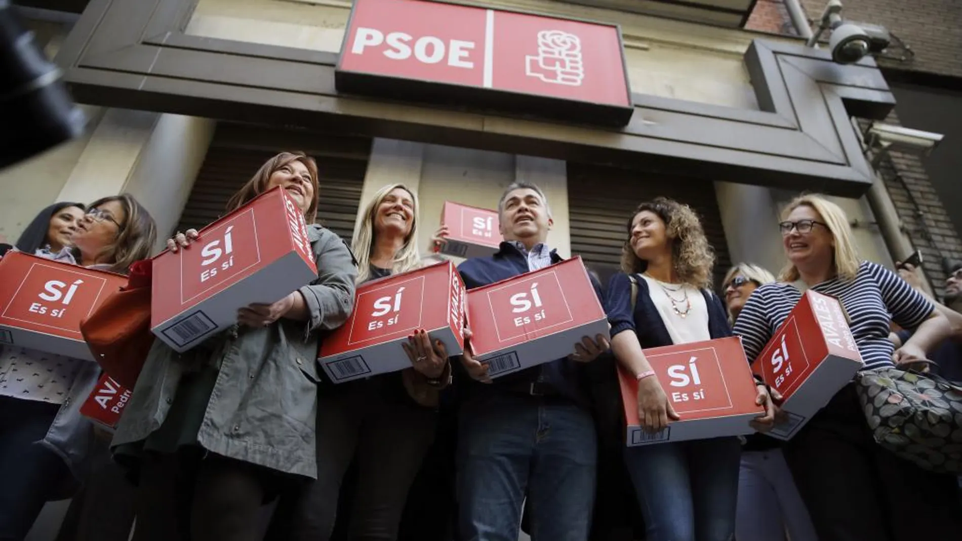 Un grupo de militantes en representación del ex secretario general del PSOE Pedro Sánchez entrega 57.369 firmas para su candidatura a las primarias