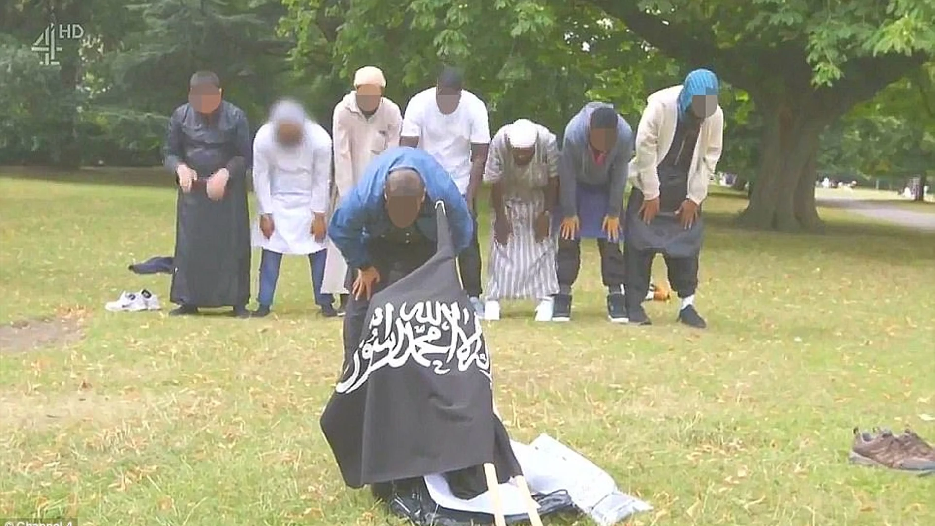 Pantallazo del vídeo de Channel 4 en el el terrorista despliega una bandera del ISIS