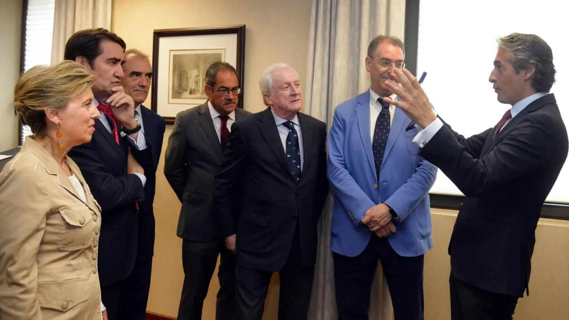 El ministro Íñigo de la Serna dialoga con María José Salgueiro, Juan Carlos Suárez-Quiñones, Antonio Miguel Méndez Pozo. Miguel Ángel Benavente y Baudilio Fernández, durante su visita a Burgos