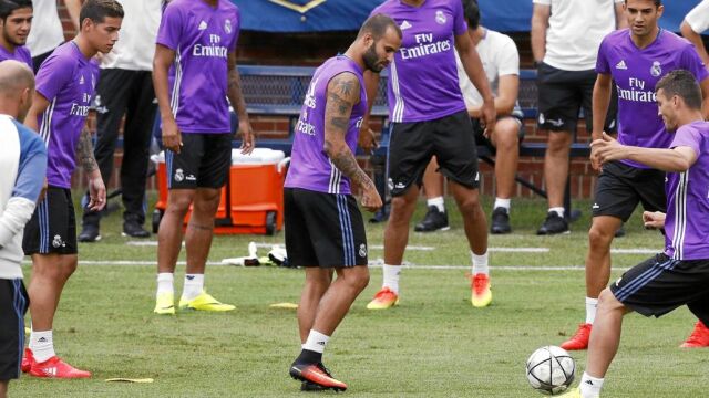 James, en un rondó durante un entrenamiento del Real Madrid en EEUU