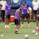 James, en un rondó durante un entrenamiento del Real Madrid en EEUU