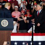 El presidente estadounidense, Donald Trump, saluda al presentador de la Fox Sean Hannity / Ap