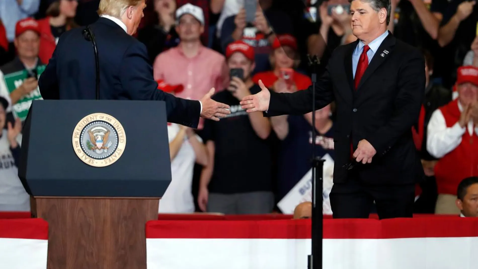 El presidente estadounidense, Donald Trump, saluda al presentador de la Fox Sean Hannity / Ap