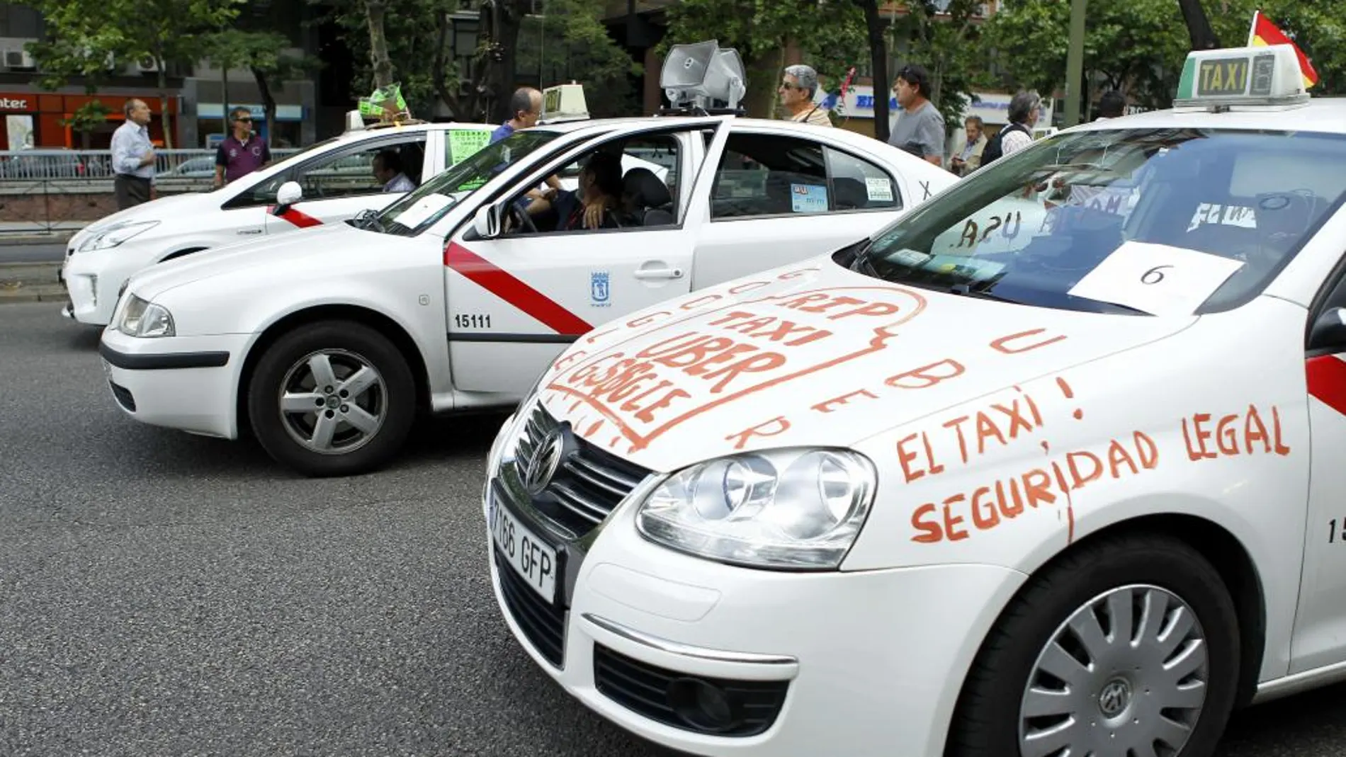 Taxistas de Madrid protestan por la competencia que les hacen las nuevas plataformas.