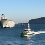 Así fue la polémica llegada del "Juan Carlos I"al puerto de Getxo