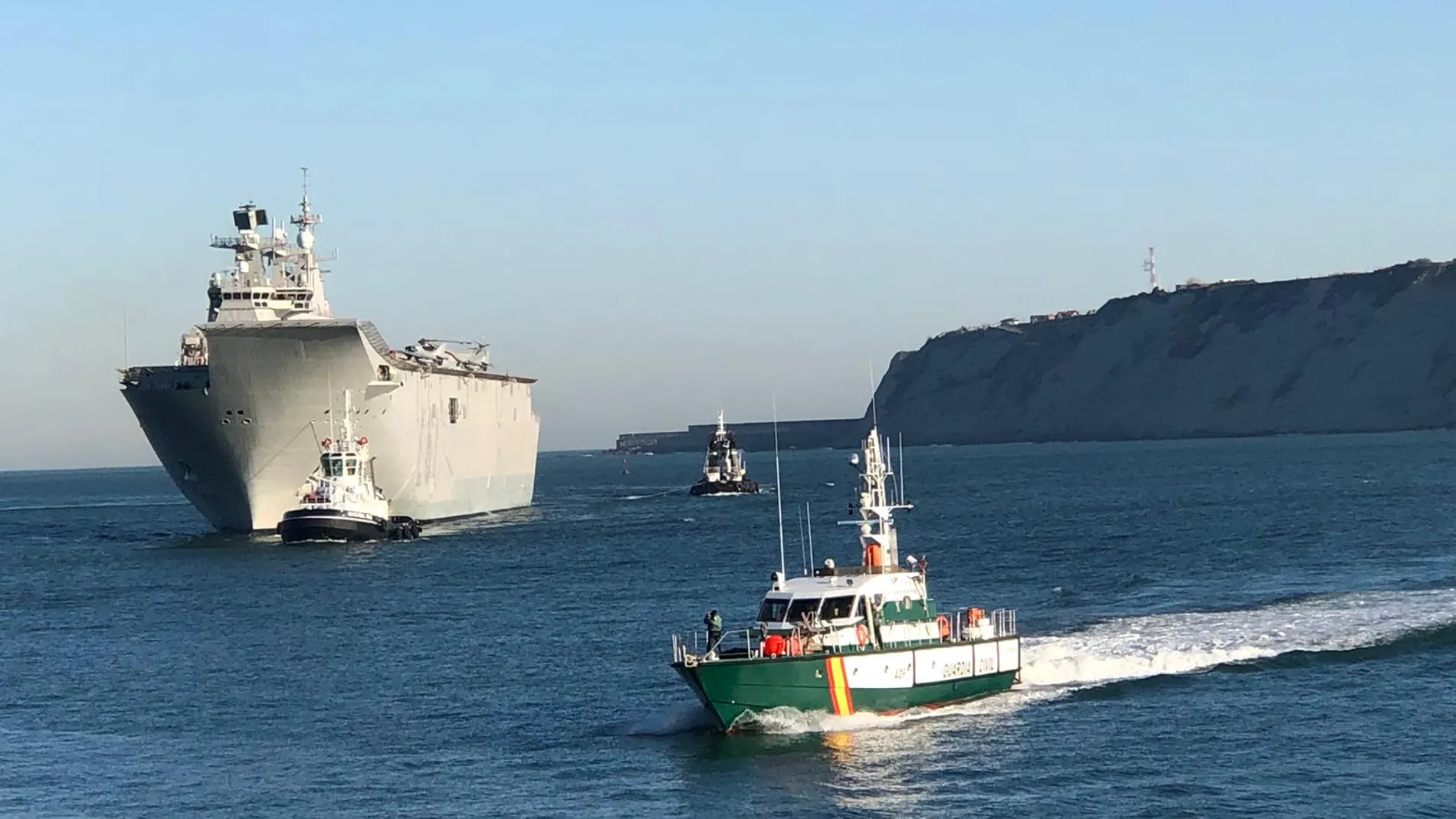Así fue la polémica llegada del "Juan Carlos I"al puerto de Getxo