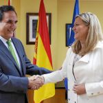 Pilar del Olmo y José Rolando Álvarez durante la firma del convenio en Valladolid.