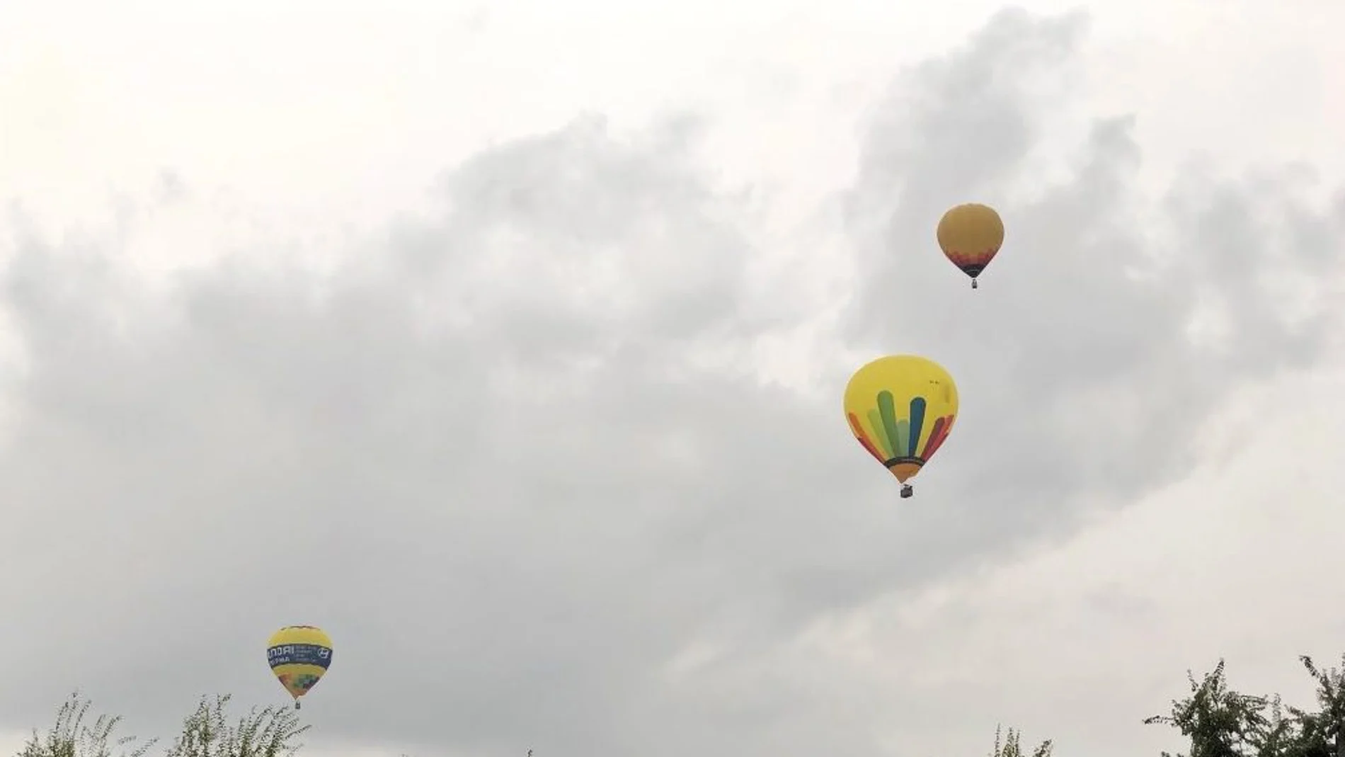 Dos de los globos aerostáticos que recorrían ayer el cielo de Murcia tuvieron problemas para aterrizar en el lugar previsto y provocaron heridas leves a tres de los pasajeros al precipitarse las cestas en las que viajaban. LA RAZÓN