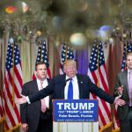Donald Trump, acompañado por su el gobernador de New Jersey Chris Christie, y su hijo Eric Trump,en el club The Mar-A-Lago en Palm Beach