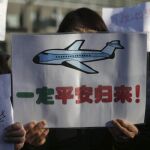 Familiares de los pasajeros del vuelo MH370 de Malaysian Airlines desaparecido protestan a las puertas de la embajada de Malasia en Pekín (China)
