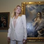 Carmen Thyssen posa ante el cuadro 'La Magdalena Penitente', de El Greco, durante la presentación hoy de la exposición 'Obras maestras de Budapest'