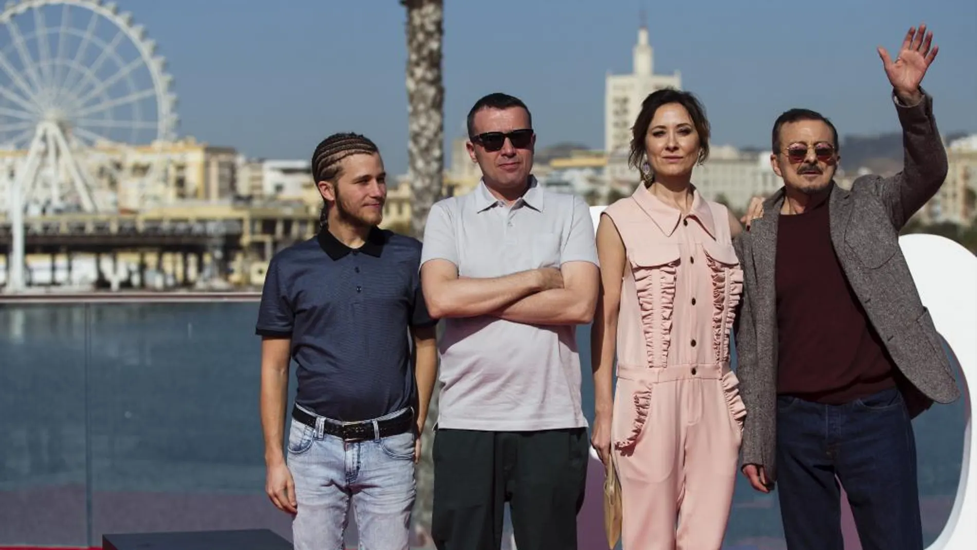 El director Lino Escalera  posa con los actores, Emilio Palacios, Nathalie Poza y Juan Diego, tras presentar su película «No sé decir adiós»