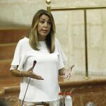 La presidenta andaluza, Susana Díaz, ayer en el Pleno del Parlamento