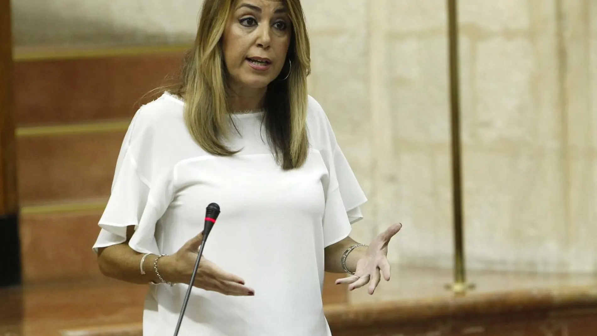 La presidenta andaluza, Susana Díaz, ayer en el Pleno del Parlamento
