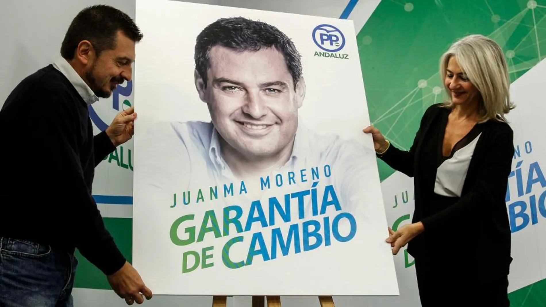 Toni Martín y Patricia del Pozo fueron los encargados de presentar el cartel de campaña de Juanma Moreno (Foto: Manuel Olmedo)