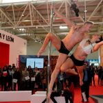 Espectáculo de circo celebrado en los stand de Castilla y León durante la XXI Feria Internacional del Turismo de Interior (Intur)