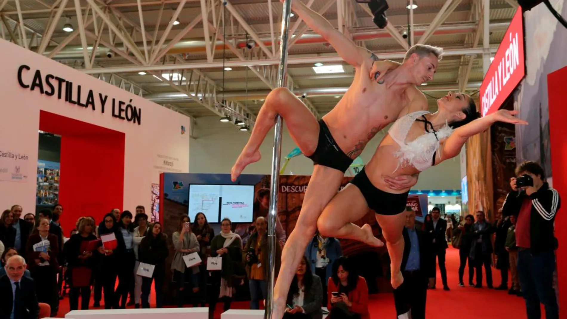 Espectáculo de circo celebrado en los stand de Castilla y León durante la XXI Feria Internacional del Turismo de Interior (Intur)