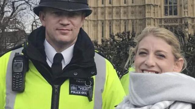 A la turista le llamó mucho la atención el gorro del agente y decidió hacerse una foto con él