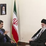Nicolás Maduro (izq), durante su encuentro con el líder supremo iraní, el ayatolá Ali Jamenei, en Teherán (Irán) hoy