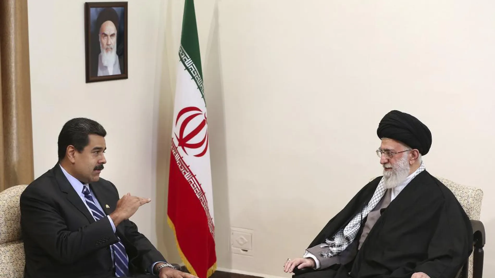 Nicolás Maduro (izq), durante su encuentro con el líder supremo iraní, el ayatolá Ali Jamenei, en Teherán (Irán) hoy
