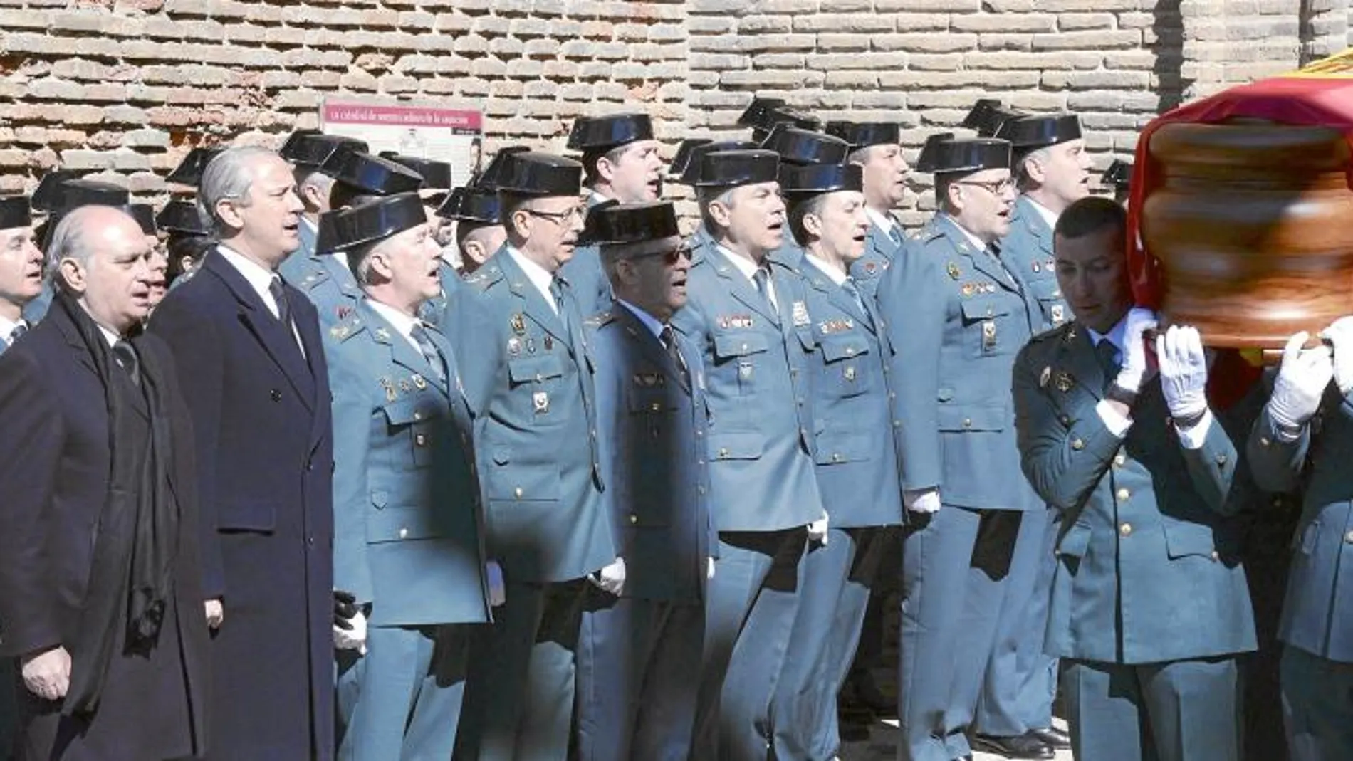 El funeral del policía ayer en Barbastro, al que acudió el ministro del Interior