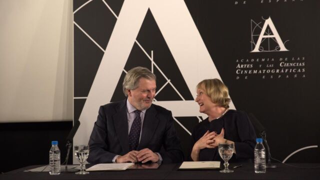 El ministro de Educación, Cultura y Deporte, Íñigo Méndez de Vigo, junto a la presidenta de la Academia de Cine, Yvonne Blake, durante la firma del acuerdo
