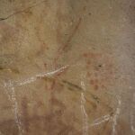 Pintura de una cierva de la época paleolítica que ha sido dañada