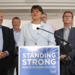 La líder del Partido Democrático Unionista (DUP), Arlene Foster (c), en una rueda de prensa junto con miembros de su partido en Belfast, Irlanda del Norte (Reino Unido), el pasado día 9