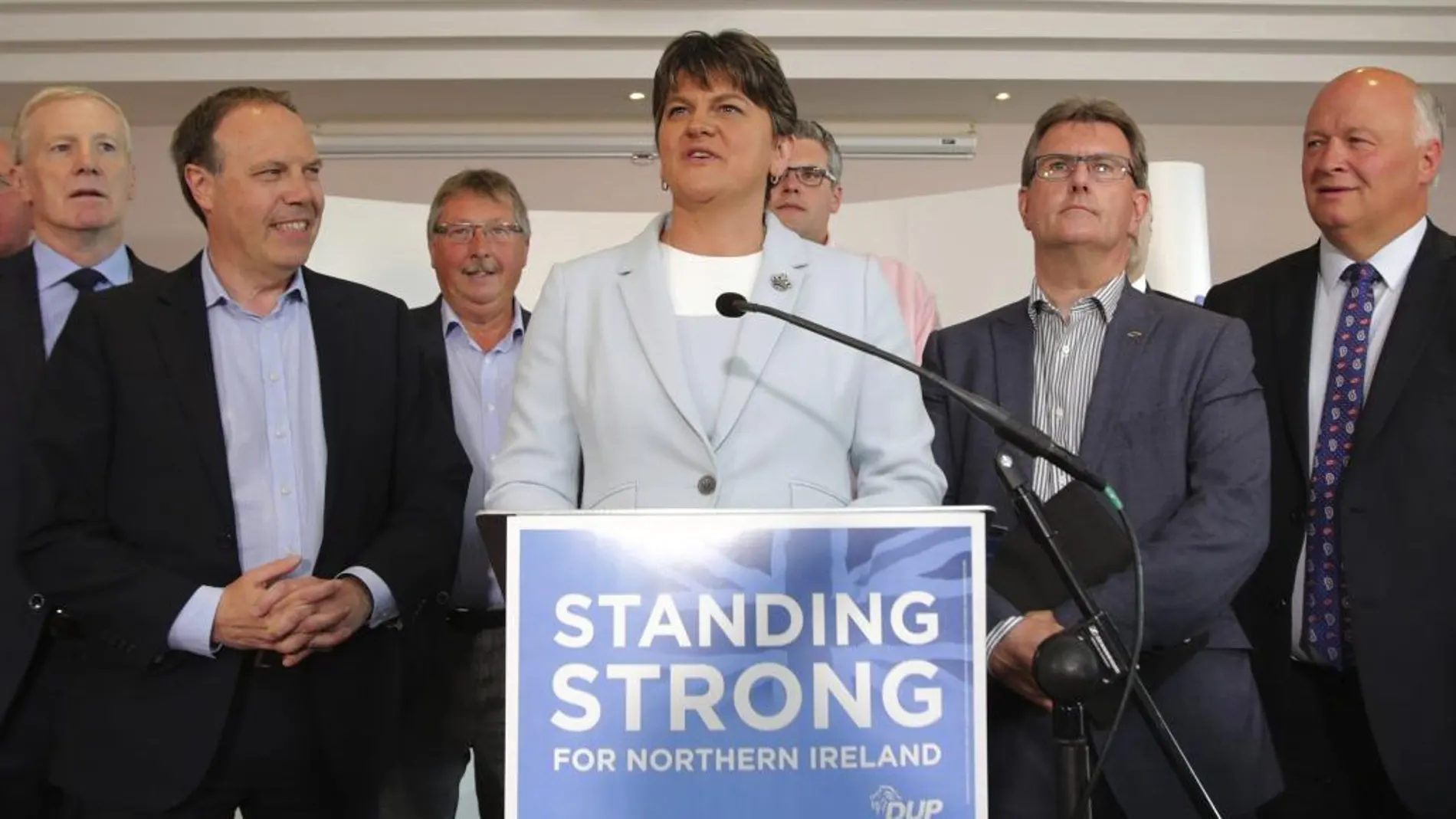 La líder del Partido Democrático Unionista (DUP), Arlene Foster (c), en una rueda de prensa junto con miembros de su partido en Belfast, Irlanda del Norte (Reino Unido), el pasado día 9