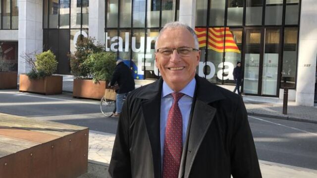 Josep Bou frente a la sede del gobierno catalán en Bruselas.