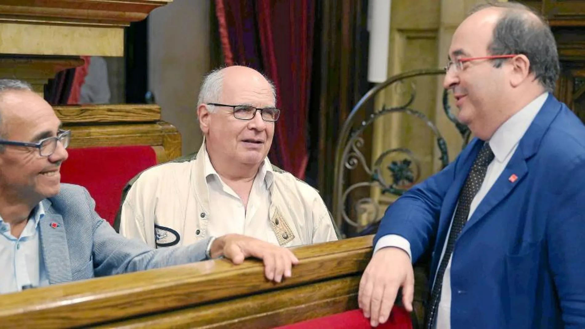 Joan Coscubiela, Lluis Raball y Miquel Iceta, en un momento del Pleno de ayer en el Parlament de Cataluña