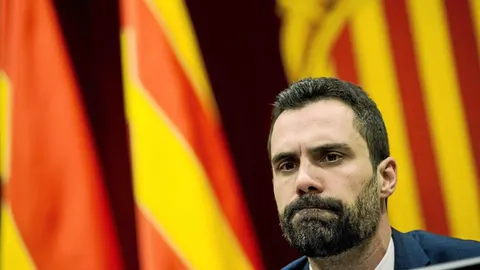 El presidente del Parlament, Roger Torrent, con gesto preocupado en un pleno reciente